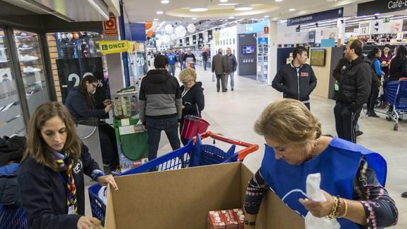 Recogida de alimentos en Carrefour en una pasada edición de la iniciativa.