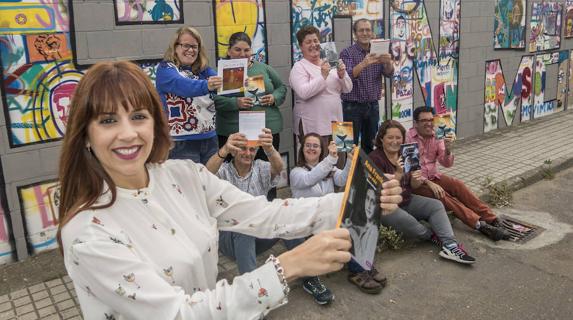 Irene Salazar, coordinadora del club de lectura de Montijo, y los lectores muestran sus libros adaptados.