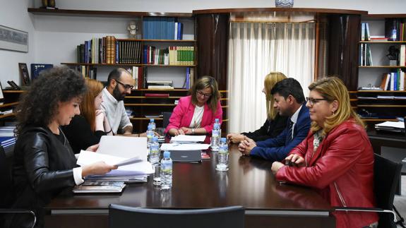 Reunión celebrada en el despacho de la presidenta de la Asamblea de Extremadura, Blanca Martín.