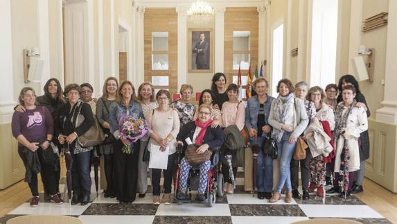 Integrantes de la Asociación de Fibromialgia de Extremadura en el Ayuntamiento de Cáceres junto a la concejala de Asuntos Sociales, Marisa Caldera.