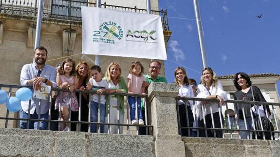 Integrantes de la Asociación de Celiacos de Extremadura con representantes políticos.