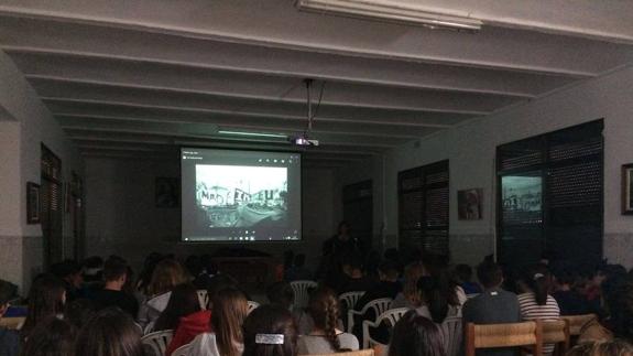 Charla de la fotógrafa Mai Saki, que también participará en la mesa redonda del viernes.