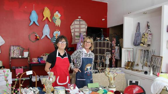 Dos voluntarias de Zafra Solidaria en el Mercadillo de Artesanía.
