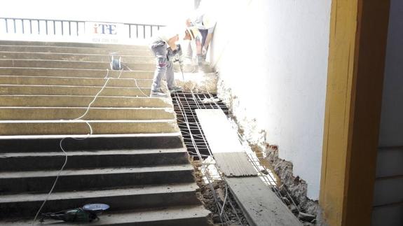 Trabajo en la plaza de toros para instalar un elevador junto a las escaleras.