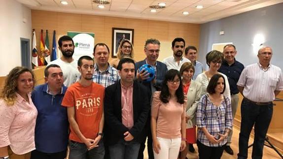 Al término de la reunión, Quintana recogió la pelota que los jóvenes le lanzaron.