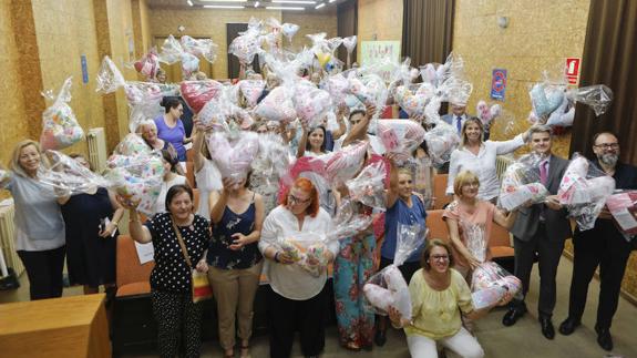Tras la entrega de los cojines en el Hospital Nuestra Señora de la Montaña.