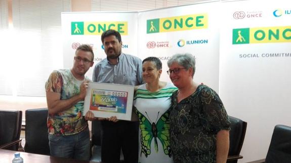 Acto de entrega de la lámina en la sede de la ONCE.