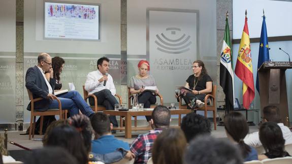 Periodistas y organizaciones humanitarias abogan por abordar el drama de los refugiados sin ataduras