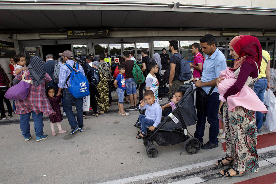 Fotografía facilitada por el Ministerio del Interior que muestra a algunos de los refugiados sirios, a su llegada a Madrid.