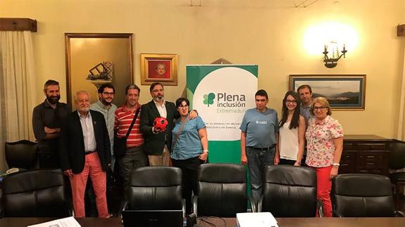 Los miembros de la comunidad junto a Fernando Pizarro y Marisa Bermejo.