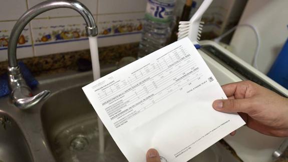 Un vecino comprueba su tarifa de agua.