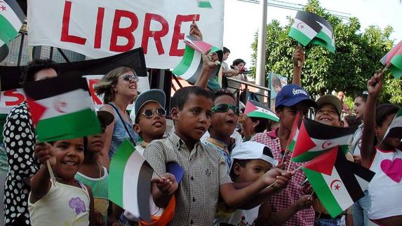 Niños saharauis, que pasan el verano en España con sus familias de acogida, durante una marcha solidaria en Mérida en apoyo al pueblo saharaui.