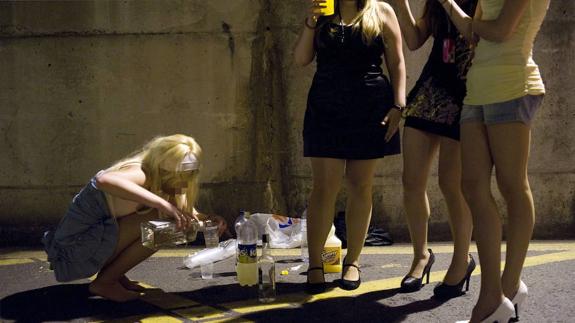 Varias jóvenes, de botellón.