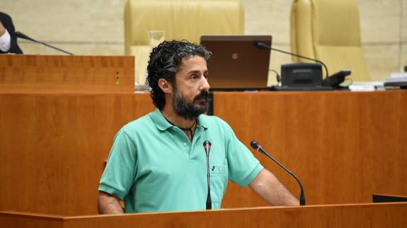 Eugenio Romero, secretario primero del parlamento, fue el encargado de leer la declaración.