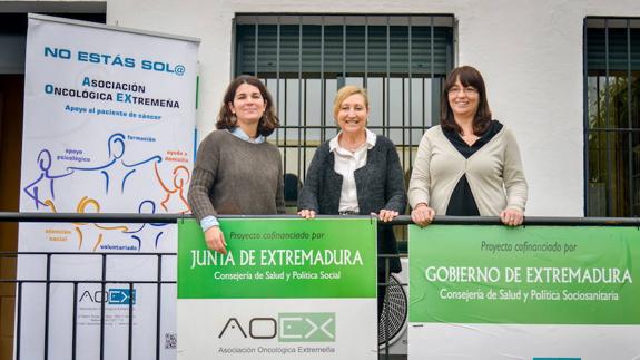 Marta Nadal, Isabel Rolán y María Jesús Vázquez, en la actual sede de la AOEX.