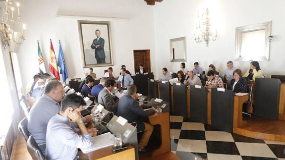 Sesión plenaria de la Diputación de Cáceres en la presente legislatura.