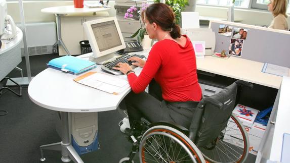 Una mujer en su puesto de trabajo.