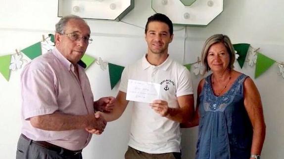 Momento de la entrega del donativo.