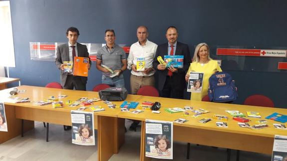 Representantes de Carrefour y Cruz Roja durante la presentación de la campaña 'Vuelta al Cole Solidaria'
