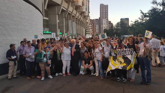 Integrantes de Mensajeros de la Paz Etxremadura durante su visita al Santiago Bernabéu.