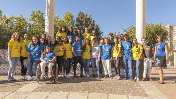 Los alumnos participantes en este proyecto posan con las camisetas que se hicieron para las actividades que llevaron a cabo.