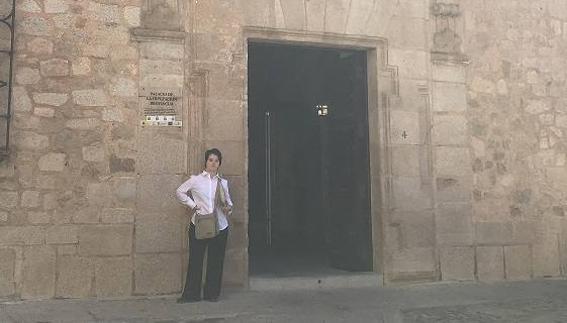 Consuelo, frente al edificio de la Diputación de Cáceres.