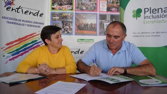 El presidente de Plena inclusión Extremadura, Pedro Calderón, y la presidenta de Extremadura Entiende, Sisi Cáceres.