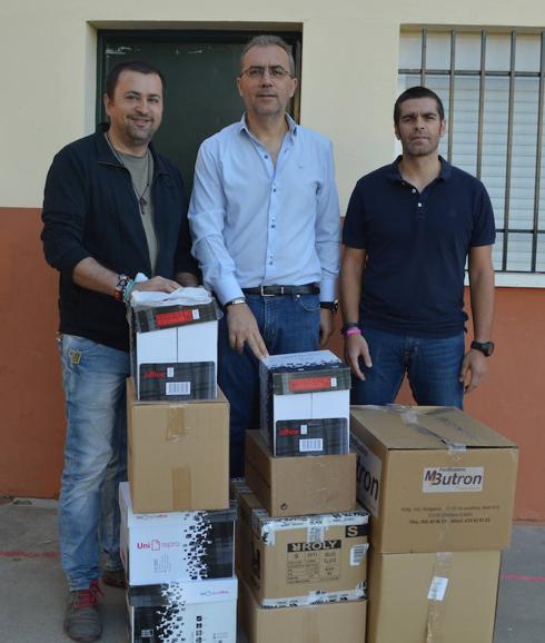 Martín Bermejo, responsable de Despierta Almendralejo, recogió el lote de libros de manos del director y del bibliotecario del centro.