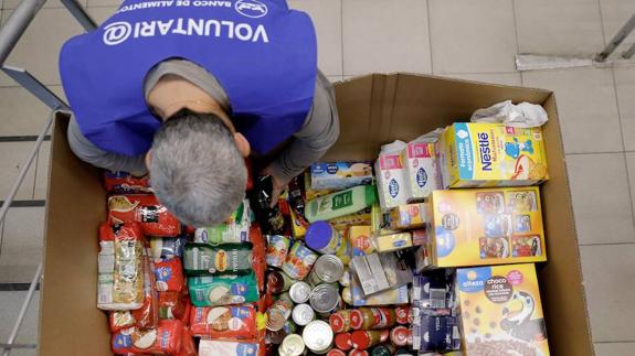 Un voluntario recogiendo productos para el Banco de Alimentos.