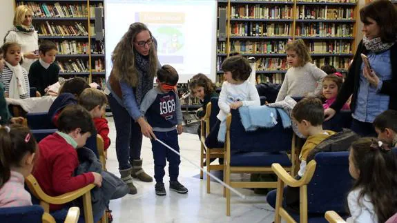 Los más pequeños se han acercado a la discapacidad y accesibilidad a través de talleres realizados por Apamex.