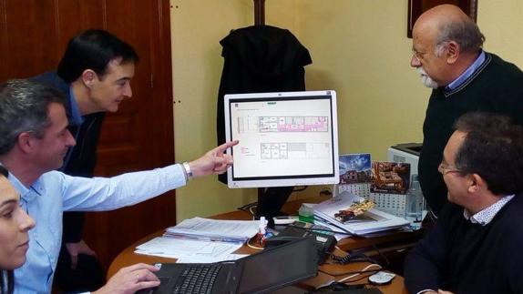 Reunión de los responsables de Apamex con el alcalde de Casar.