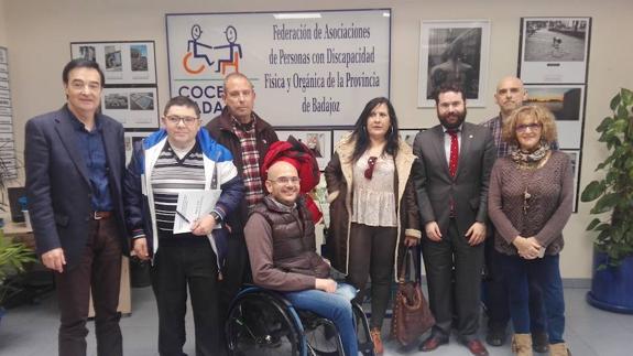 Foto de familia durante la visita.