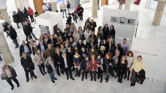 Un momento de la inauguración de la muestra 'Mujeres en pie de arte'.