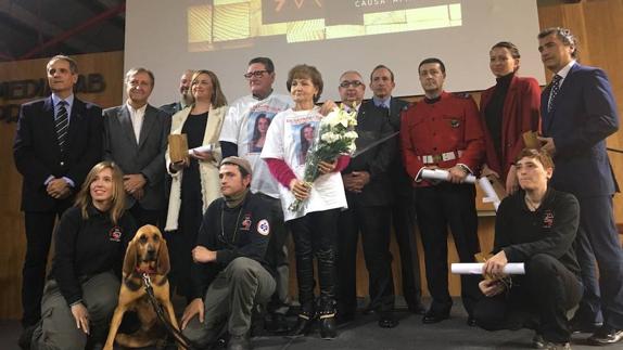 Los premiados junto a miembros de la Fundación.