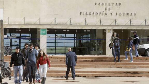 Fachada de la Facultad de Filosofía y Letras del campus de la UEx en Cáceres, donde se celebró la jornada solidaria.