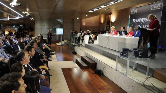 La Asociación Oncológica de Extremadura celebra su vigésimo aniversario en la Asamblea de Extremadura