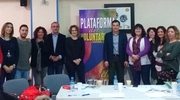 El presidente de la Plataforma del Voluntariado de España en una reciente reunión con la junta directiva de la Plataforma del Voluntariado de Extremadura.