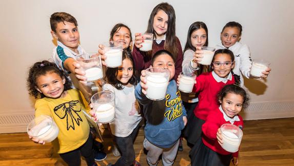 Recogida de leche con niños de entidades que participan en la campaña.