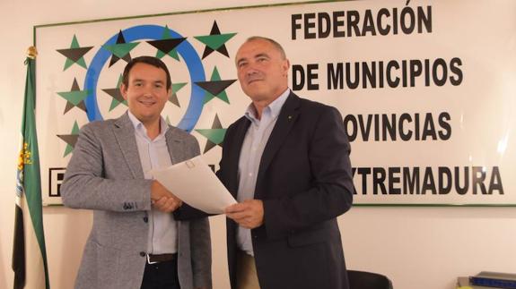 Firma del convenio entre el responsable de la Fempex y el de Plena Inclusión Extremadura.