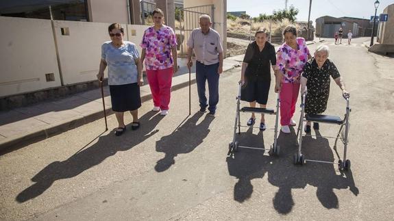 Mayores paseando por un pueblo extremeño.