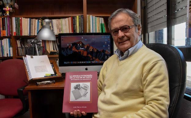 Javier Marcos Arévalo con su libro sobre La Siberia.
