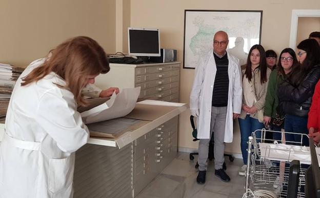Alumnos del IES Siberia Extremeña visitan el archivo provincial de la diputación