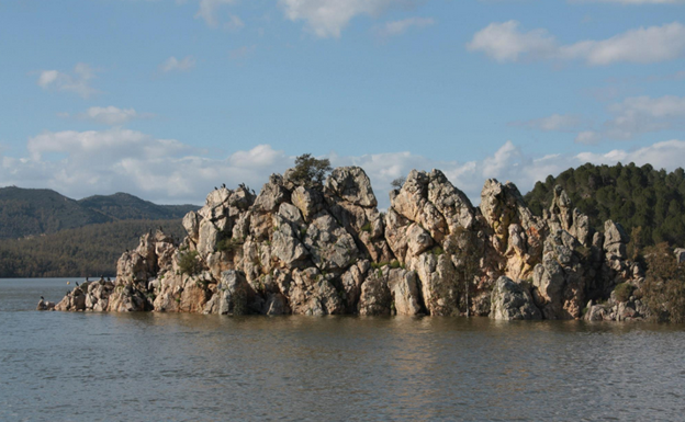 Roquedo de Puerto Peña en el embalse de García de Sola incluido en la campaña. 
