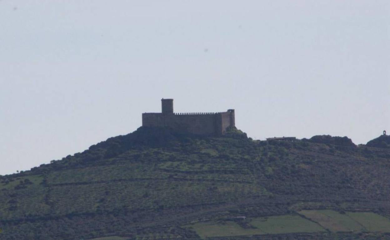 Panorámica de Puebla de Alcocer con el castillo al fondo. 