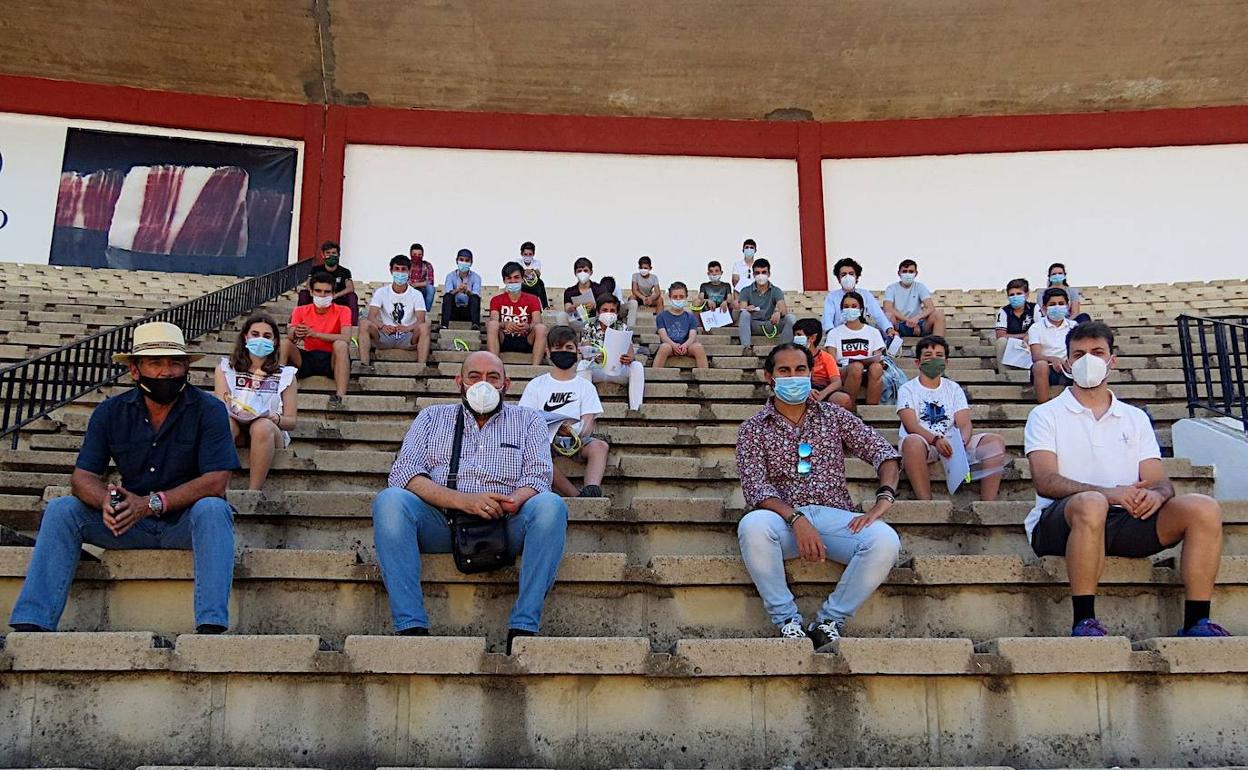 Siberia Market Talarrubias dona pantallas para la Escuela Taurina de Badajoz
