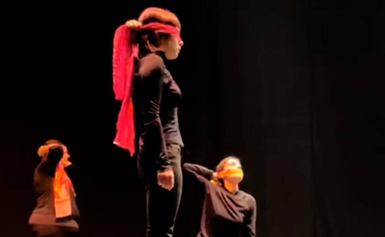 Un momento de la representación de la obra de teatro el 25N en Talarrubias. CEDIDA