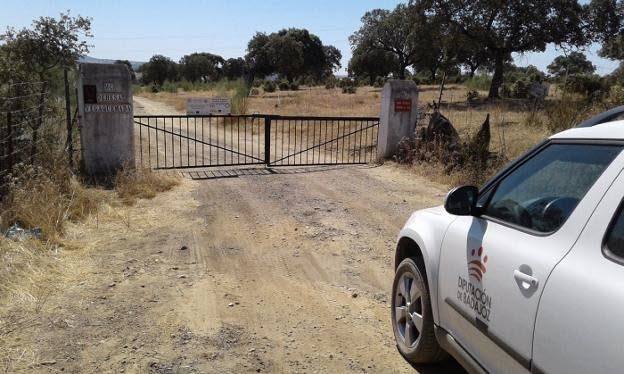 Un coche de la Diputación de Badajoz en uno de los caminos de Talarrubias. 