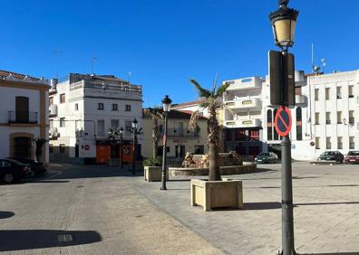 Imagen secundaria 1 - Prohibido el estacionamiento en la línea interior de la Plaza de España