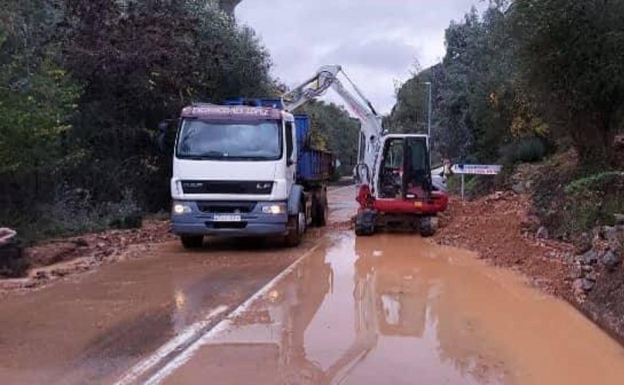 Reparación de un desprendimiento por el poblado de Puerto Peña, al lado de la entrada de la presa.