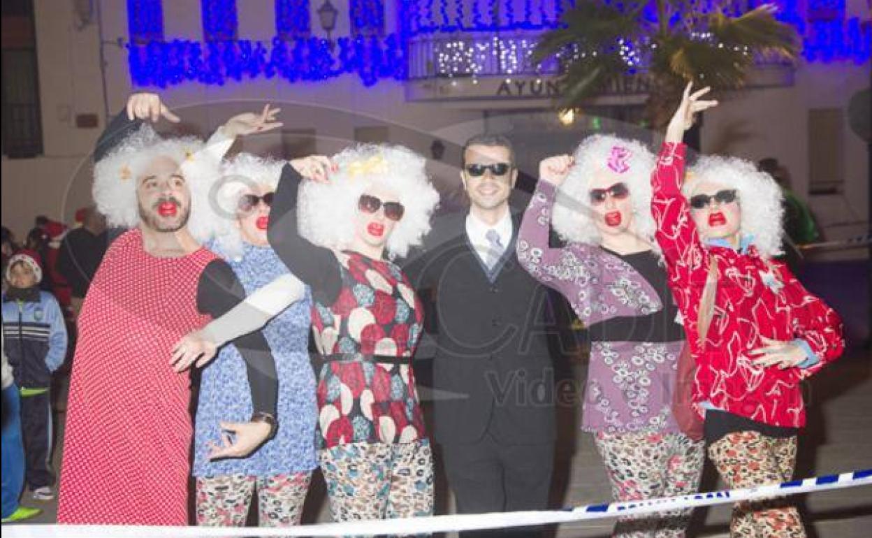 Imagen de archivo. Un gupo disfrazado en la San Silvestre Solidaria. 